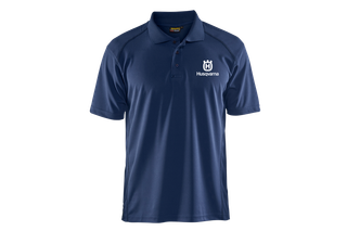 Husqvarna Poloshirt mit UV-Schutz, marineblau. Vorderansicht eines Poloshirts mit Husqvarna-Logo.