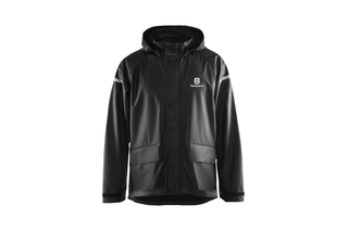 Husqvarna Regenjacke schwarz. Vorderansicht eines Husqvarna Regenmantels mit Kapuze und Taschen.