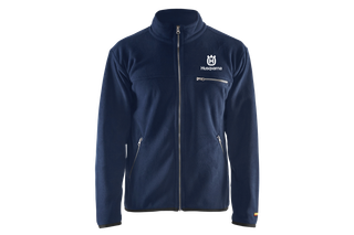 Husqvarna Fleecejacke marine. Vorderansicht einer Fleecejacke mit Husqvarna-Logo und Reißverschlusstaschen.