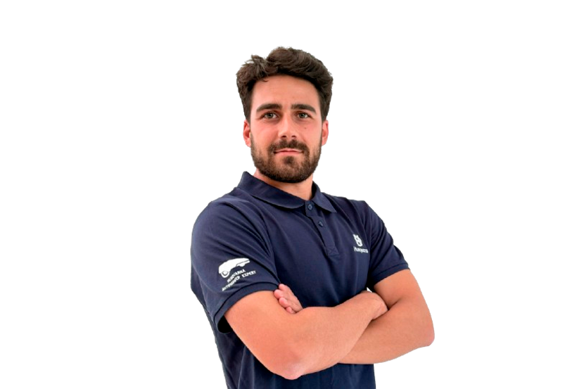 Retrato de estudio de una persona con los brazos cruzados, logotipo de Husqvarna e insignia de Automower Expert visibles.