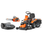 Frontansicht eines Husqvarna Aufsitzmähers, einer Motorsäge und eines Mähroboters in einem Studio.