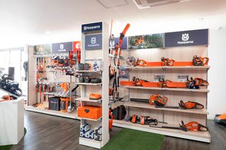 ショールームの棚に並べられたハスクバーナ製品。