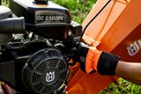 Close-up de um motor GC 5100PE em equipamento de exterior com uma pessoa a ajustá-lo.