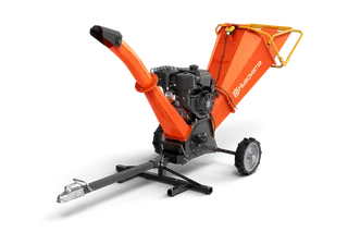 Triturador de Galhos Husqvarna GC 5100PE. Vista lateral de um triturador de madeira Husqvarna com um acessório de barra de reboque.
