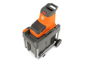 Draufsicht auf einen Husqvarna Gartenhäcksler mit Rädern und einem Auffangbehälter.
