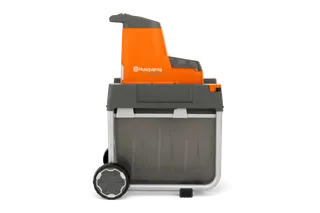 Seitenansicht eines Husqvarna Gartenhäckslers mit Rädern und Auffangbehälter.