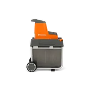 Seitenansicht eines Husqvarna Gartenhäckslers mit Rädern und Auffangbehälter.