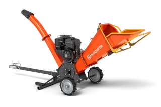 Triturador de Galhos Husqvarna GC 5100PE. Vista lateral de um triturador de jardim com calha de descarga e rodas grandes.