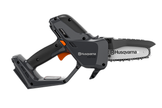 Set fra siden af en Husqvarna Aspire-kædesav med ergonomisk håndtag.
