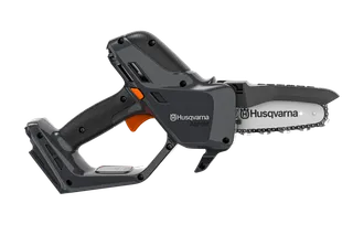 Ergonomikus fogantyúval ellátott Husqvarna Aspire láncfűrész oldalnézete.