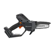 Ergonomikus fogantyúval ellátott Husqvarna Aspire láncfűrész oldalnézete.
