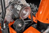 Nahaufnahme eines mechanischen Riemensystems in einer Maschine.