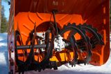 Vue rapprochée du mécanisme de la tarière d’une souffleuse à neige.