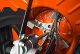 Zbliżenie na wewnętrzny mechanizm kosiarki.