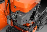 Vue rapprochée d’un moteur de machine avec système EFI, présentant des composants détaillés.
