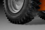Husqvarnas snöslunga i 300-serien med kraftigt mönstrade däck.