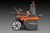 Widok z boku odśnieżarki Husqvarna ST 1431 ze złożonymi uchwytami.