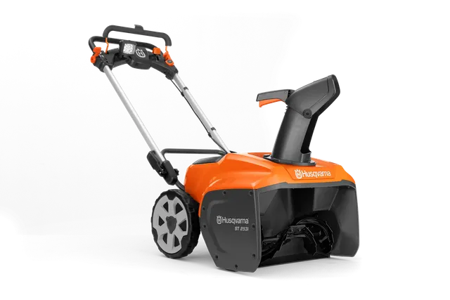 Вигляд збоку снігоочисника Husqvarna з ергономічною ручкою та великими колесами.