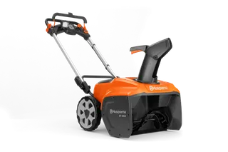 Snøfreser fra Husqvarna sett fra siden med ergonomisk håndtak og store hjul.