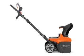 Widok z boku na odśnieżarkę Husqvarna ST 142.
