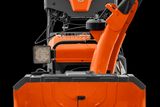 Vue de face d’une souffleuse à neige Husqvarna mettant en valeur sa tarière et sa goulotte.