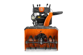 Souffleuse à neige à essence Husqvarna série 300 orange en studio.