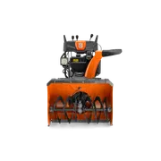 Souffleuse à neige à essence Husqvarna série 300 orange en studio.