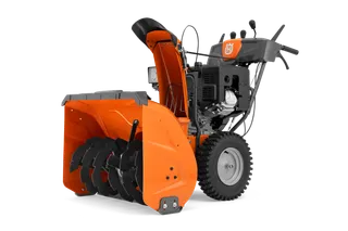 Souffleuse à neige à essence Husqvarna série 300 orange en studio.
