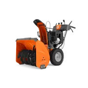 Souffleuse à neige à essence Husqvarna série 300 orange en studio.