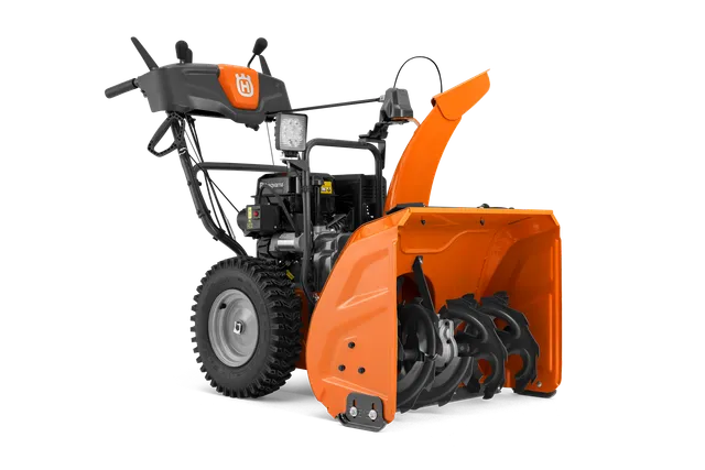 Помаранчевий бензиновий сніговідкидач Husqvarna серії 200 у студії.