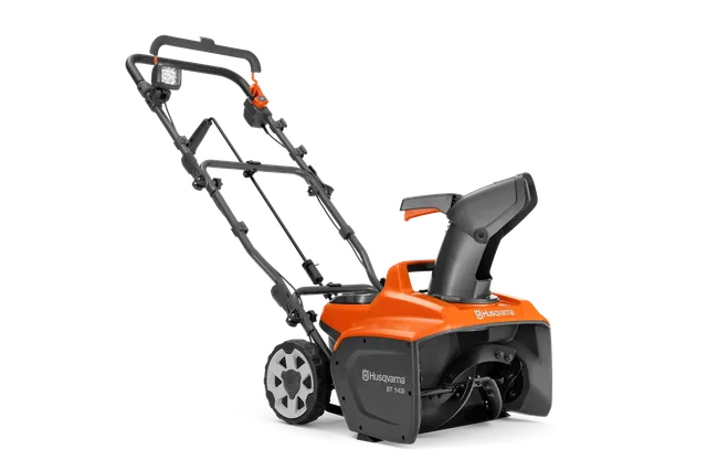 Widok z boku odśnieżarki Husqvarna o kompaktowej konstrukcji.