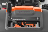 Gros plan d’un panneau de commande d’un produit Husqvarna avec un levier et une échelle d’indicateurs.
