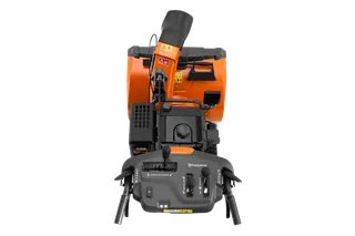 Souffleuse à neige à essence Husqvarna série 300 orange en studio.