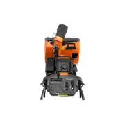 Souffleuse à neige à essence Husqvarna série 300 orange en studio.