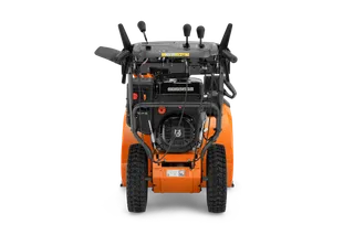 Souffleuse à neige à essence Husqvarna série 300 orange en studio.