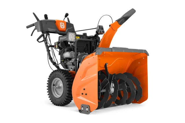 Souffleuse à neige à essence Husqvarna série 300 orange en studio.