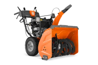 Souffleuse à neige à essence Husqvarna série 300 orange en studio.