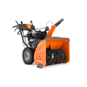 Souffleuse à neige à essence Husqvarna série 300 orange en studio.