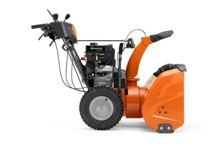 Souffleuse à neige à essence Husqvarna série 300 orange en studio.