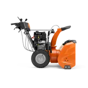 Souffleuse à neige à essence Husqvarna série 300 orange en studio.