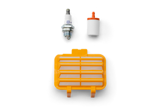 Vue de dessus d’une bougie d’allumage, d’un filtre à carburant et d’un couvercle de filtre à air pour un outil de jardinage.