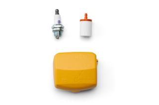 Vue de dessus d’une bougie d’allumage, d’un filtre à carburant et d’un couvercle jaune, disposés sur un fond blanc.