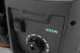 Nahaufnahme eines Husqvarna-Produkts mit dem Bedienfeld mit Netzschalter und Knopf.