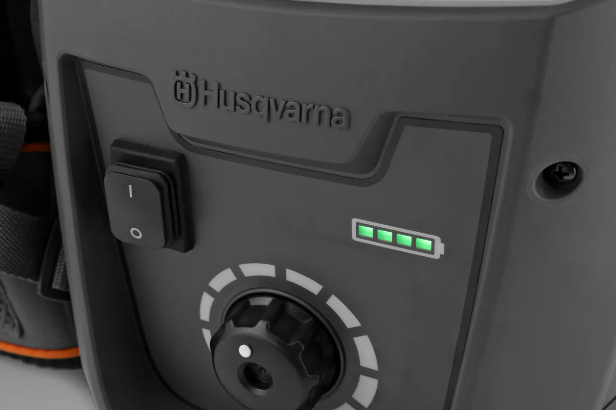 LED indikátor stavu akumulátora Integrovaný LED indikátor stavu akumulátora umožňuje jednoduchú kontrolu aktuálneho stavu nabitia, čím pomáha predchádzať časovo náročným prestojom.