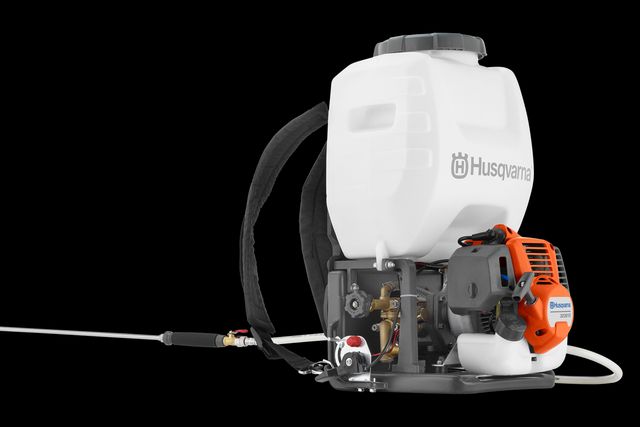 Вигляд збоку на ранцевий обприскувач Husqvarna з насадкою з довгою насадкою.