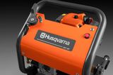 Вигляд зверху на будівельне обладнання Husqvarna 321 SP з видимими елементами керування та фірмовим оформленням.