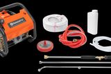 Вигляд спереду будівельного виробу Husqvarna зі шлангами, контейнером і металевими стрижнями.