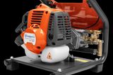 Вид збоку на водяний насос Husqvarna з міцною рамою та видимими компонентами двигуна.