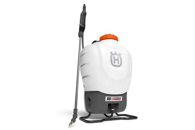 4 Gallon Battery Backpack Sprayer. Vue latérale d’un pulvérisateur à batterie Husqvarna avec une batterie lithium-ion de 18 V.