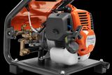 Вид збоку на водяний насос Husqvarna із захисною рамою, обладнаний двигуном.